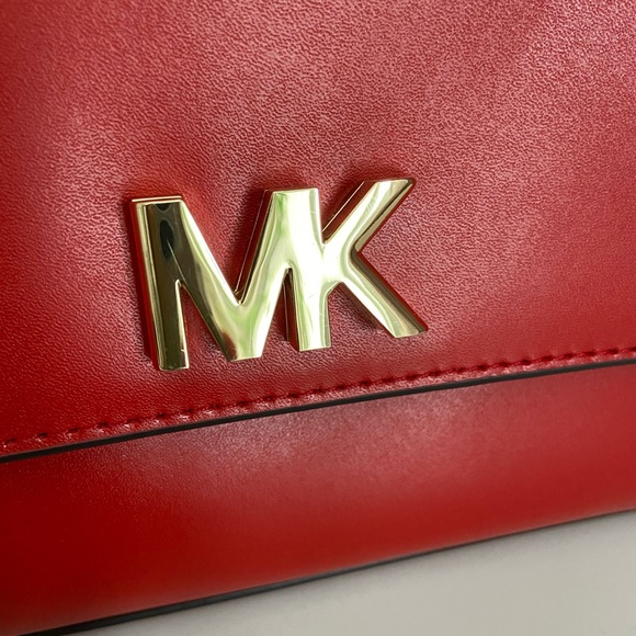 Super cute Micheal Kors purse with longer strap - Picture 2 of 8